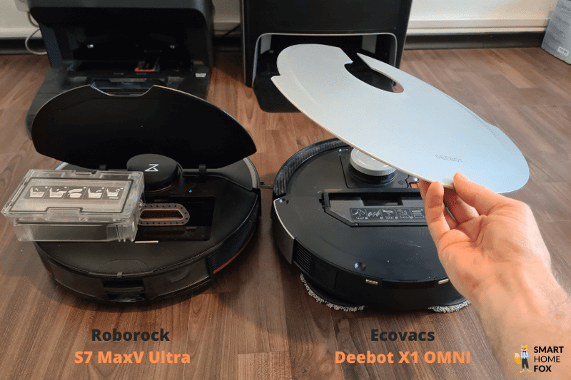 Roborock S7 Maxv Ultra и Ecovacs Deebot X1 OMNI стоят бок о бок с открытой крышкой